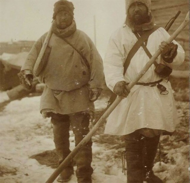 Rare Vintage Photos Of Dwellers Of The Russian North Over A Century Ago (24 pics)