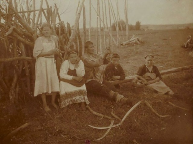 Rare Vintage Photos Of Dwellers Of The Russian North Over A Century Ago (24 pics)