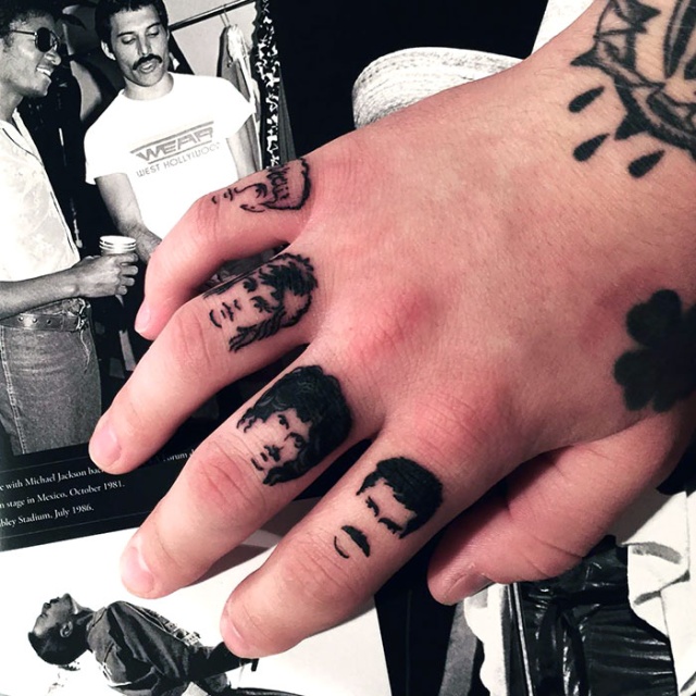 Examples Of Awesome Finger Tattoos (30 pics)