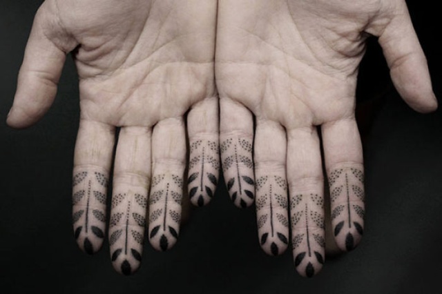Examples Of Awesome Finger Tattoos (30 pics)
