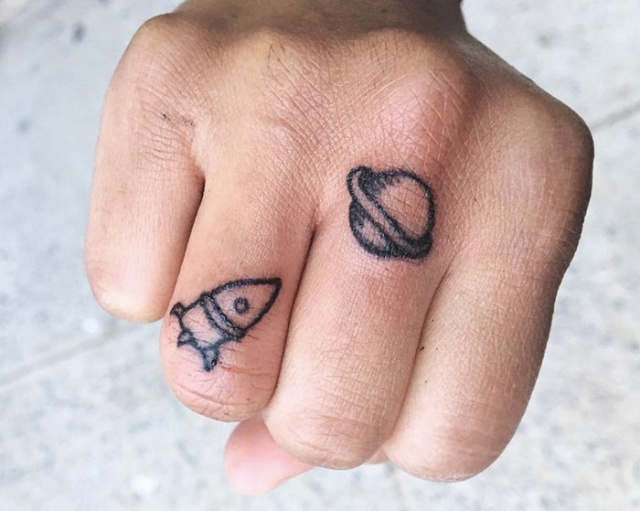Examples Of Awesome Finger Tattoos (30 pics)