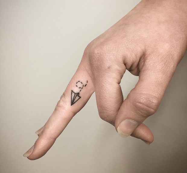 Examples Of Awesome Finger Tattoos (30 pics)