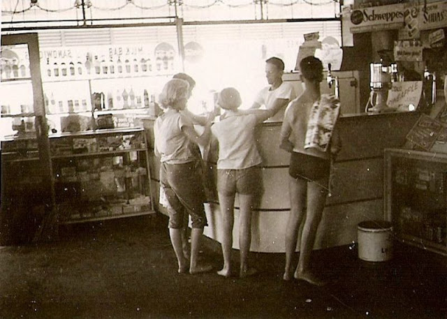 US Stores In The '60s (31 pics)
