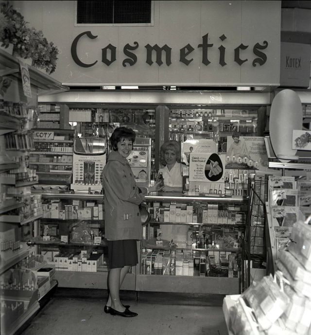 US Stores In The '60s (31 pics)