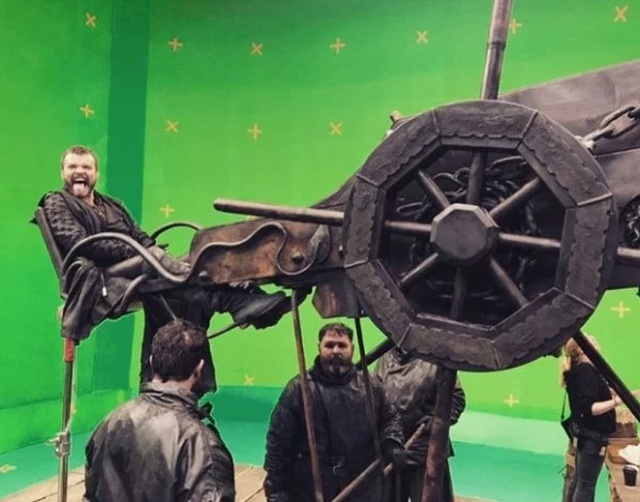 Awesome Behind-the-scenes Photos Of ‘Game Of Thrones’ Cast (29 pics)