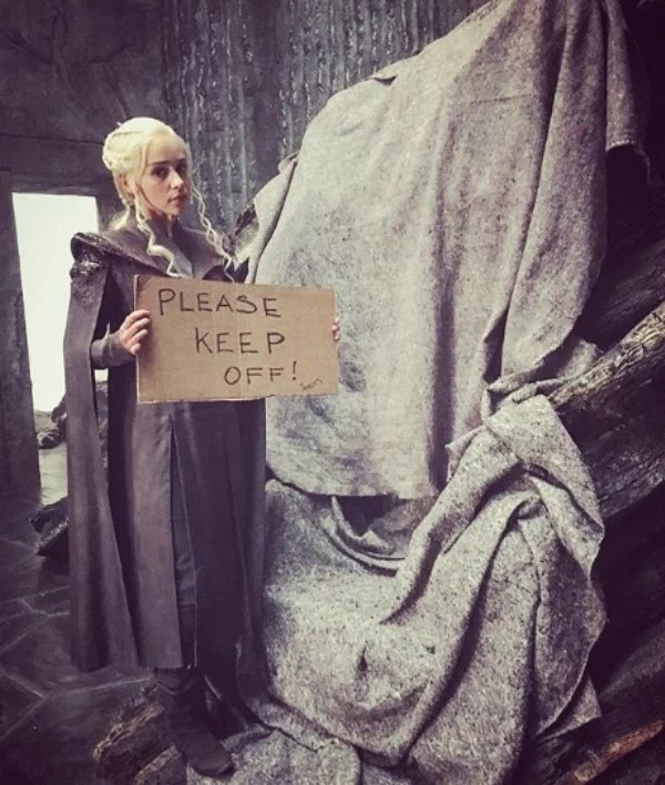 Awesome Behind-the-scenes Photos Of ‘Game Of Thrones’ Cast (29 pics)