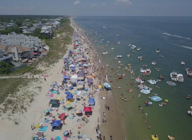 This Is How Memorial Day Tourists Destroy Virginia Beach (22 pics)