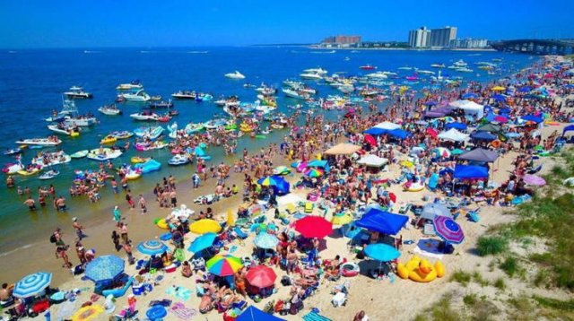 This Is How Memorial Day Tourists Destroy Virginia Beach (22 pics)