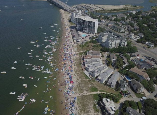 This Is How Memorial Day Tourists Destroy Virginia Beach (22 pics)