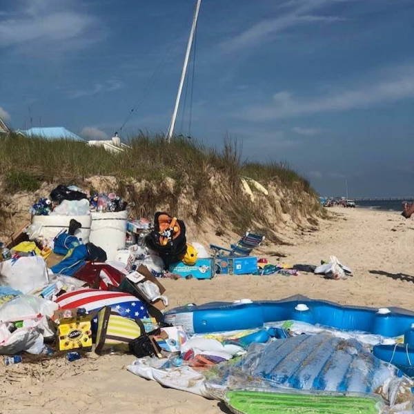 This Is How Memorial Day Tourists Destroy Virginia Beach (22 pics)