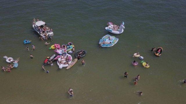 This Is How Memorial Day Tourists Destroy Virginia Beach (22 pics)