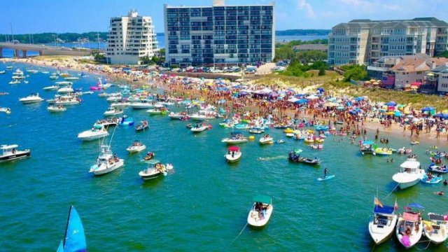 This Is How Memorial Day Tourists Destroy Virginia Beach (22 pics)