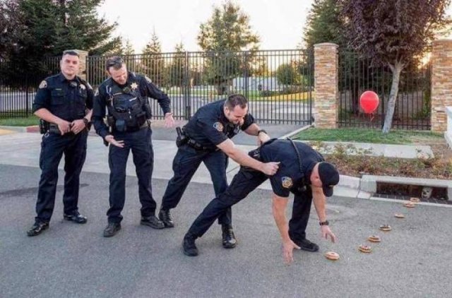 Police Has Fun (24 pics)