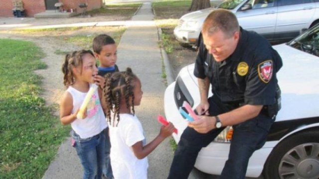 Police Has Fun (24 pics)