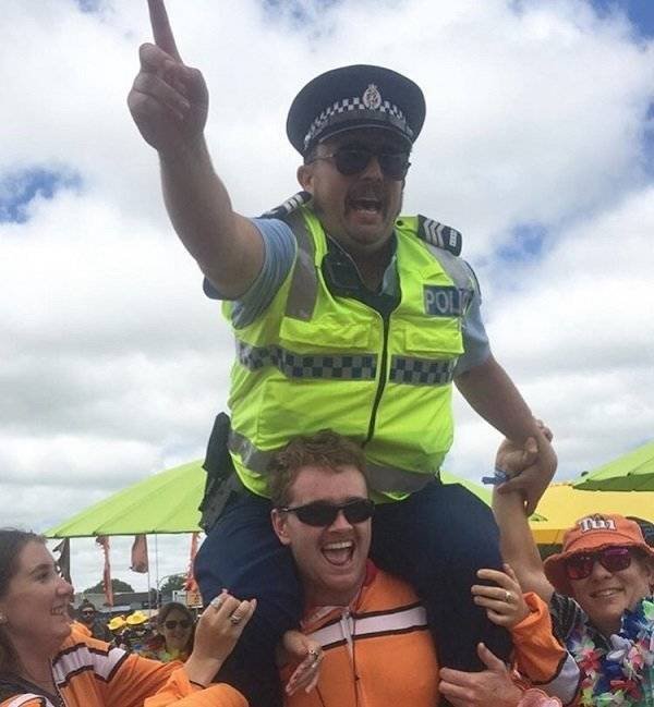 Police Has Fun (24 pics)