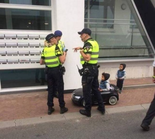 Police Has Fun (24 pics)