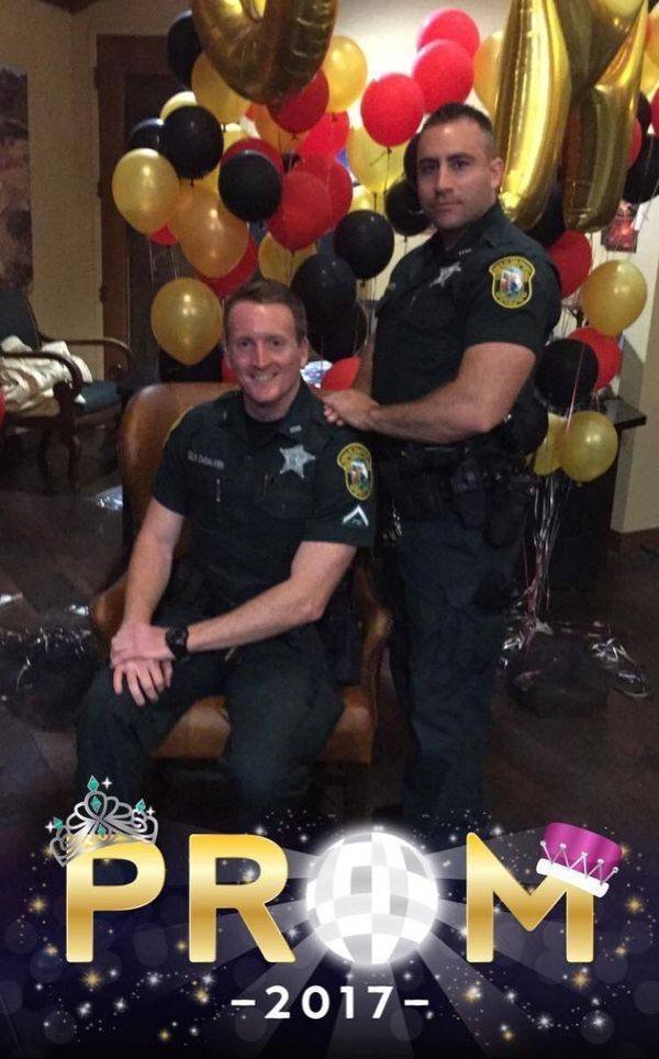 Police Has Fun (24 pics)
