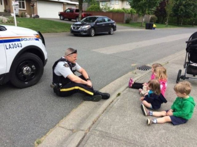 Police Has Fun (24 pics)