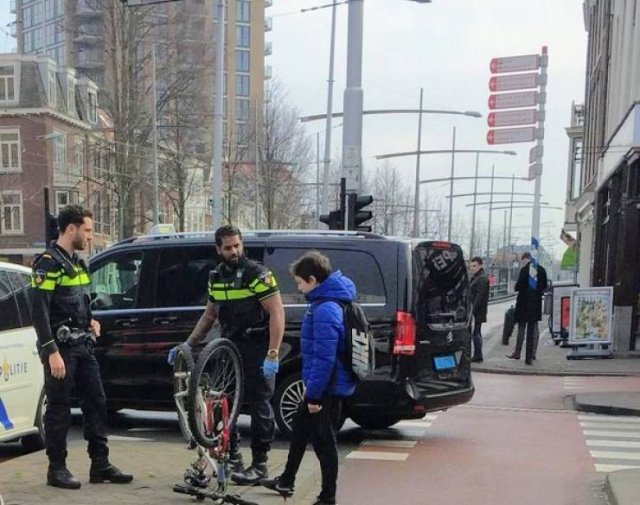Police Has Fun (24 pics)