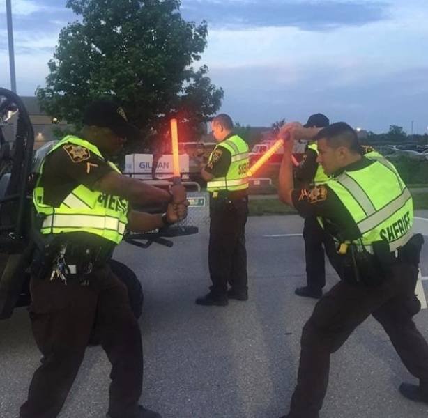 Police Has Fun (24 pics)