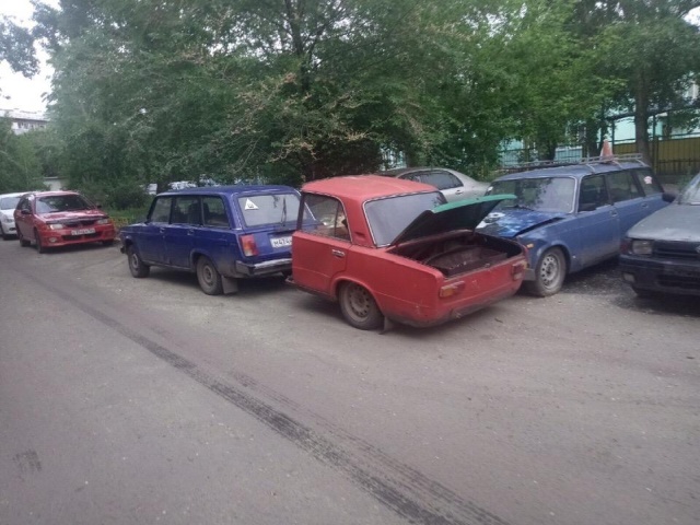 One And A Half Car From Russia (5 pics)