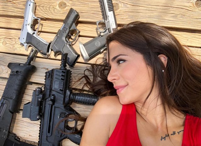 The Queen of Guns Orin Julie (33 pics)