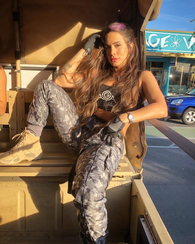 The Queen of Guns Orin Julie (33 pics)