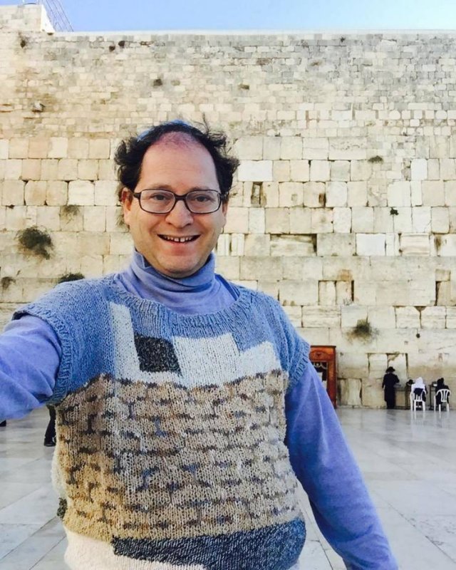 Guy Creates Sweater Copies Of Famous Places And Then Travels There (24 pics) Guy Creates Sweater Copies Of Famous Places And Then Travels There (24 pics)