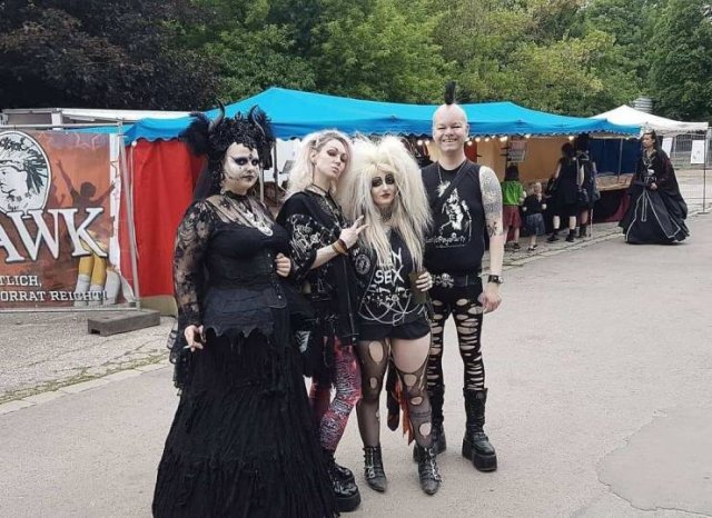 Photos From A Goth Festival (29 pics)