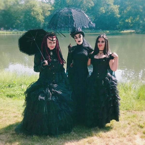 Photos From A Goth Festival (29 pics)
