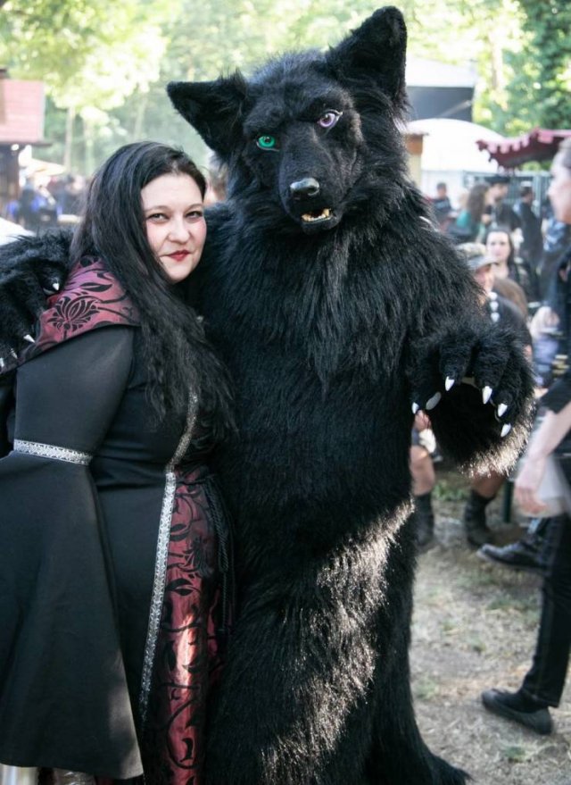 Photos From A Goth Festival (29 pics)