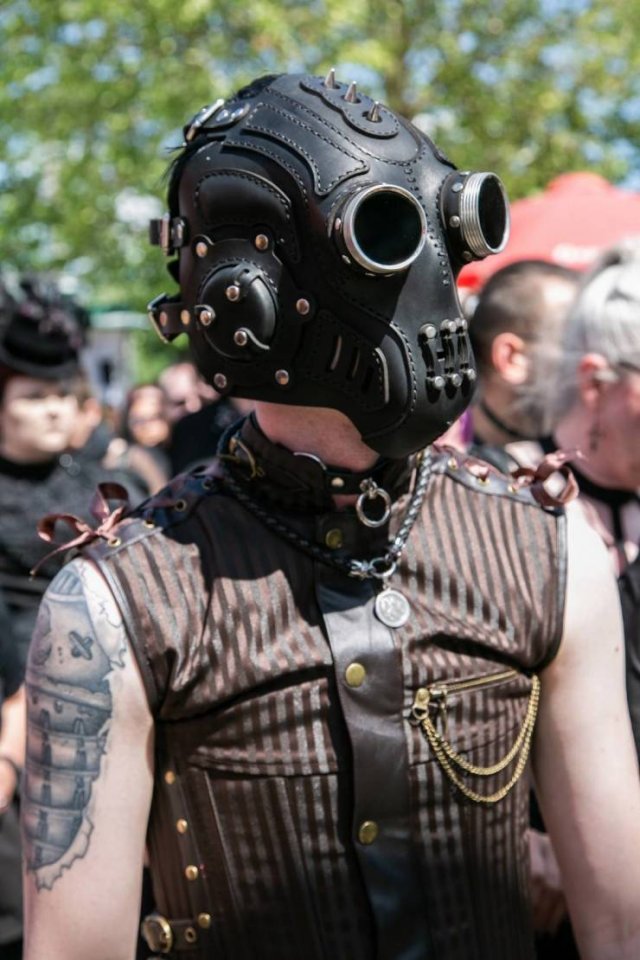 Photos From A Goth Festival (29 pics)