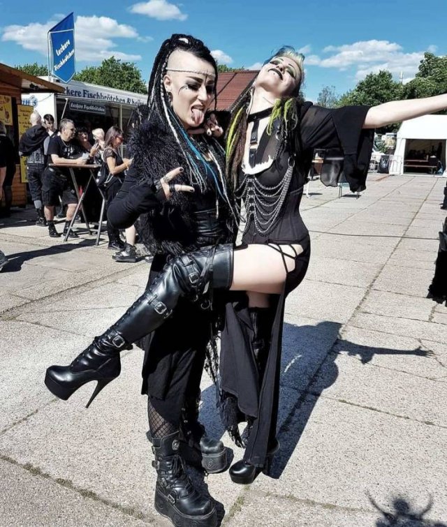 Photos From A Goth Festival (29 pics)