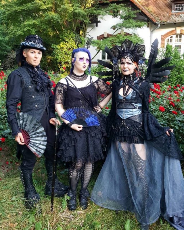 Photos From A Goth Festival (29 pics)