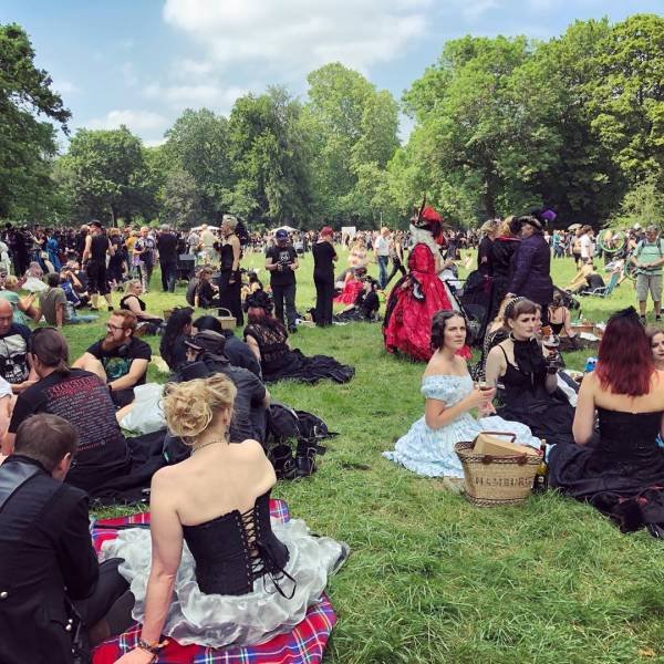 Photos From A Goth Festival (29 pics)