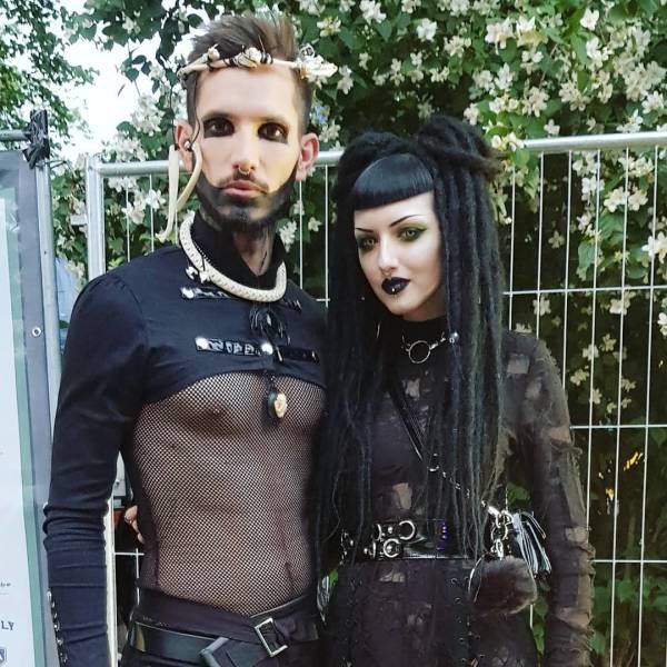 Photos From A Goth Festival (29 pics)