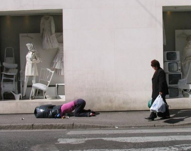 Artist Places Mannequins Around The World Just To Mess With People (30 pics)