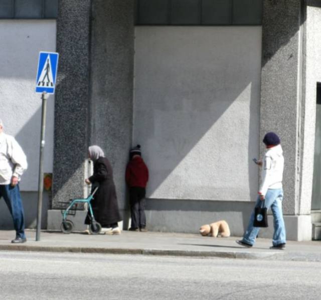 Artist Places Mannequins Around The World Just To Mess With People (30 pics)