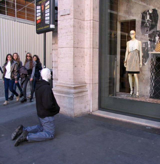Artist Places Mannequins Around The World Just To Mess With People (30 pics)