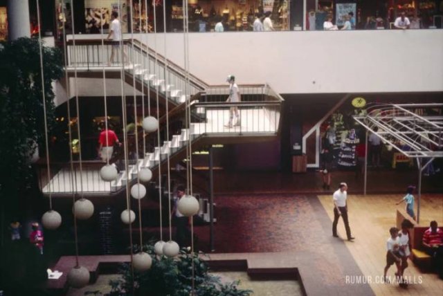 American Malls In The 80’s (22 pics)