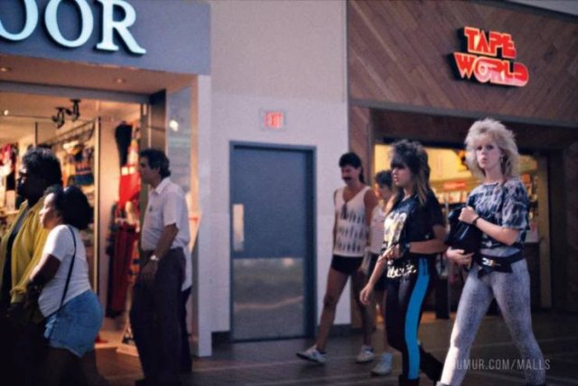 American Malls In The 80’s (22 pics)