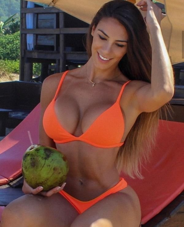 Blondes and Brunettes (72 pics)