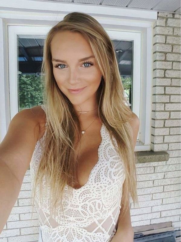 Blondes and Brunettes (72 pics)
