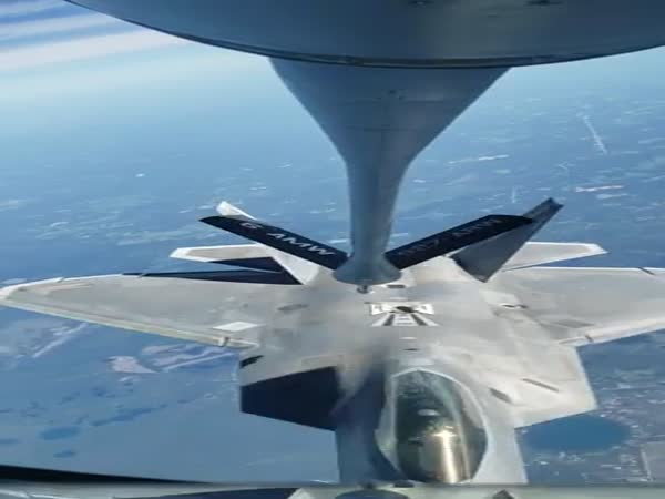 F22 Pilot Getting Gas For The First Time - Video Is Sped Up X8