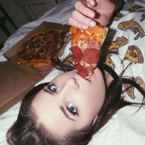 Cute Girls And Hot Pizza 32 Pics 