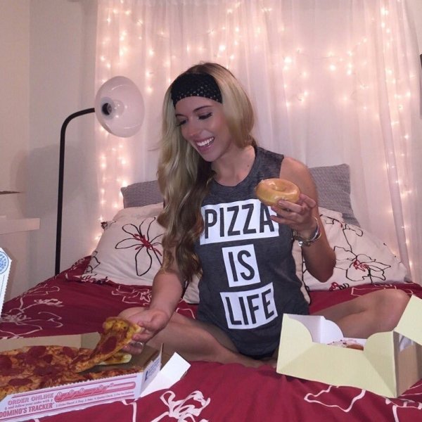 Cute Girls and Hot Pizza (32 pics)