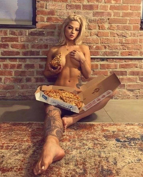 Cute Girls and Hot Pizza (32 pics)