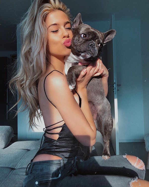 Girls And Their Pets (32 pics)