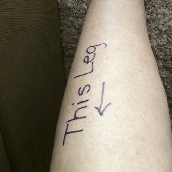 Guy Delayed His Own Knee Surgery By Writing All Over His Body (20 pics)