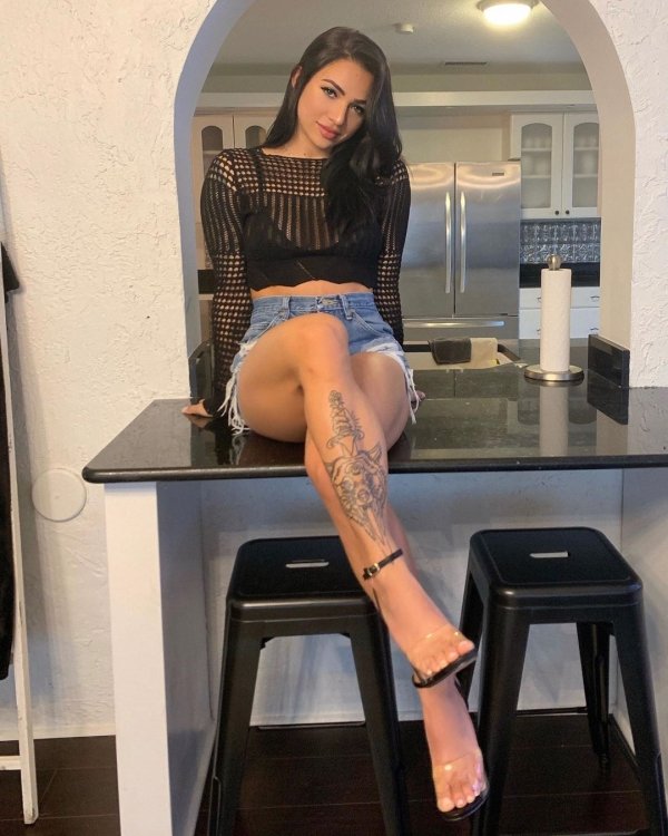 Girls With Tattoos (60 pics) Girls With Tattoos (60 pics)